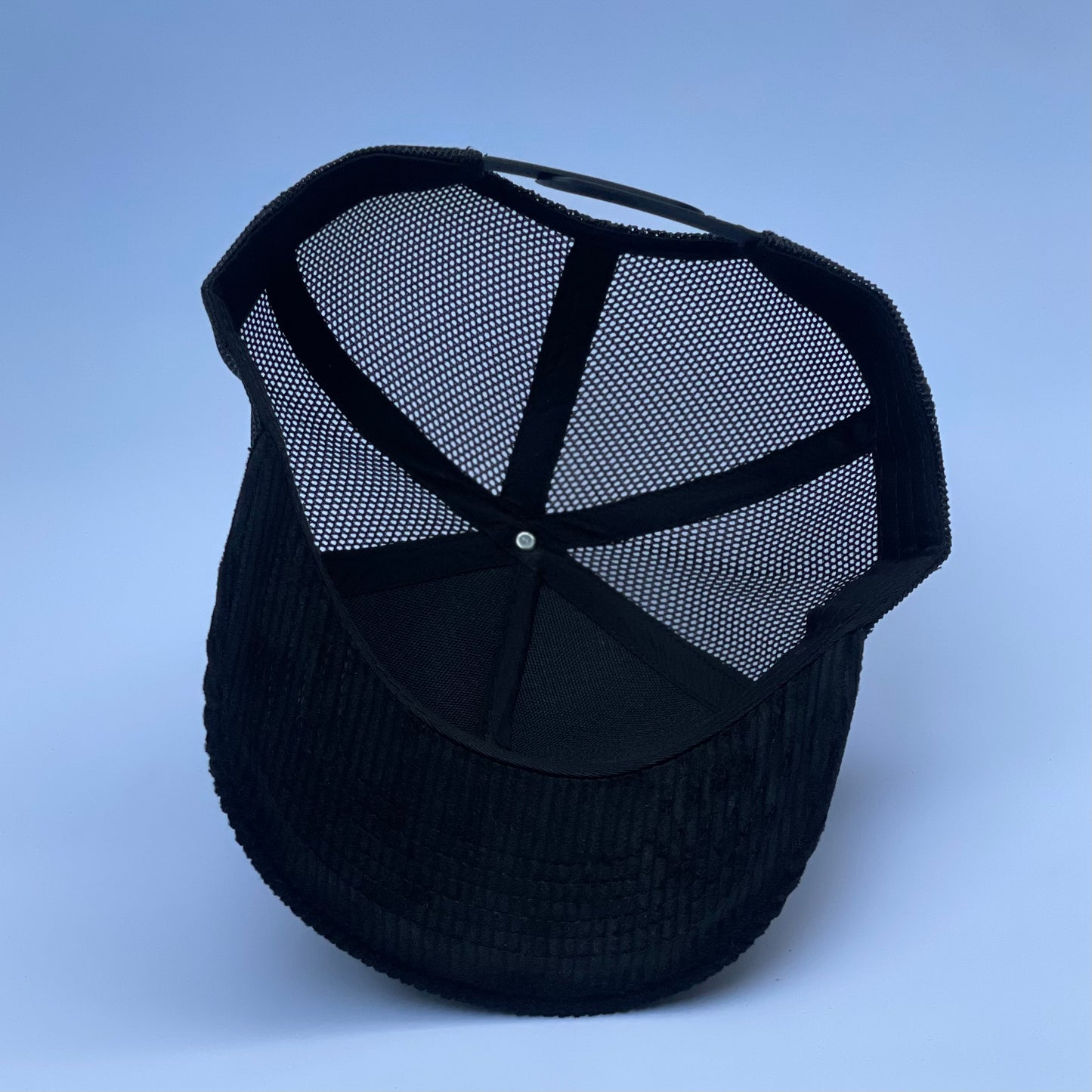 Blackout Trucker ๐งข