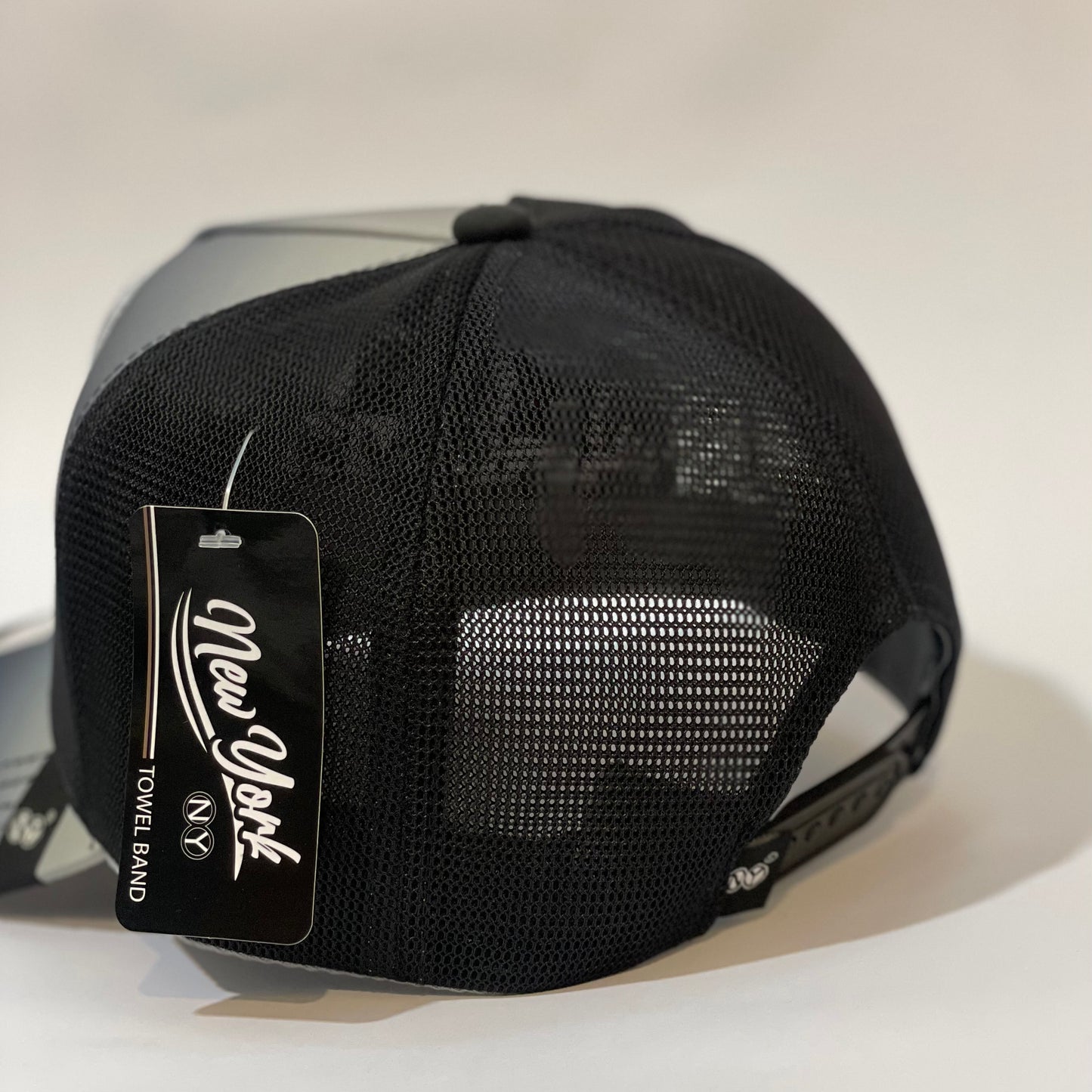 Midnight Wolf Trucker 🧢